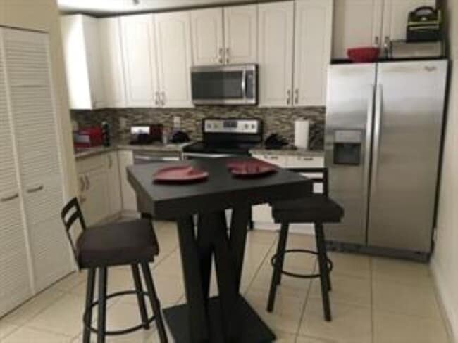 Foto del edificio - 724 NE 23rd Dr
