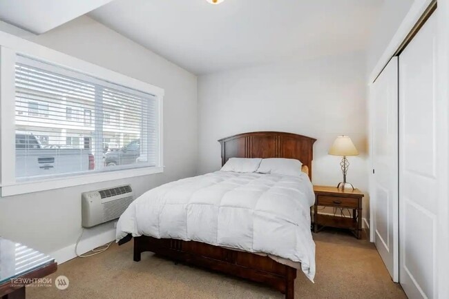 Building Photo - 23772 Crescent Bay Dr NW