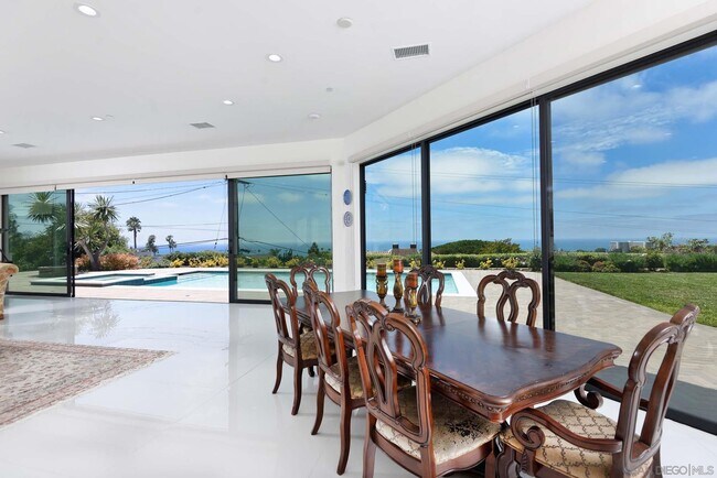 Foto del edificio - 1168 Muirlands Vista Way