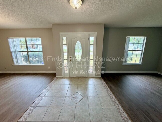 Foto del edificio - 2094 Forest Gate Dr W