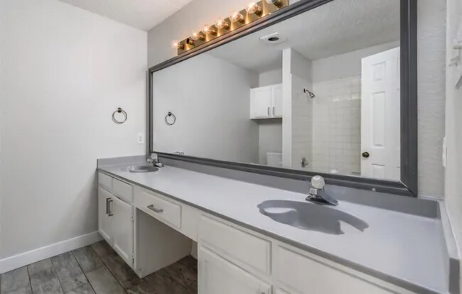 Foto del edificio - 6814 S Creek Dr