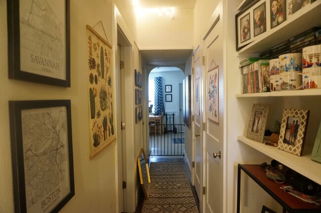 Foto del edificio - Large 1 bed unit on a tiny side street nea...