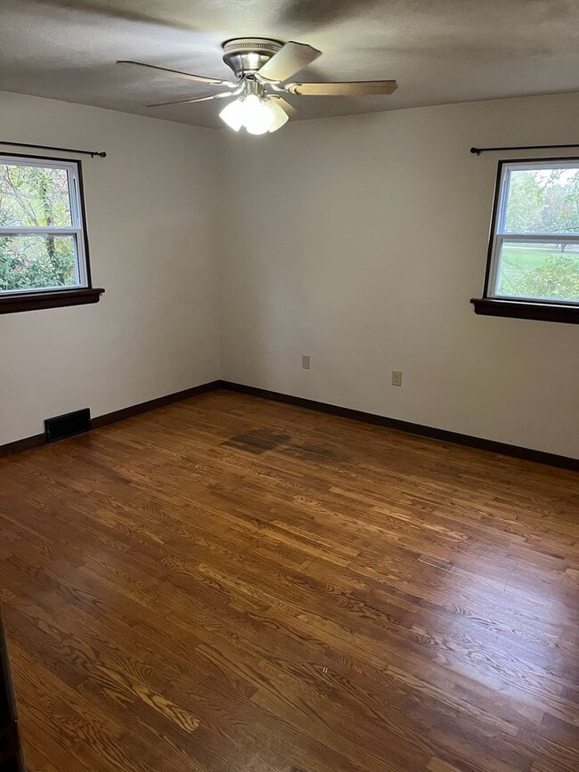 Building Photo - Beautiful Move in ready House!