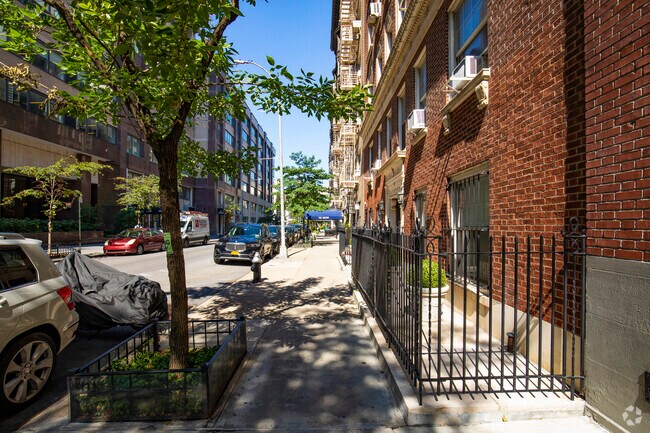 La acera de la entrada - 25 W 64th St