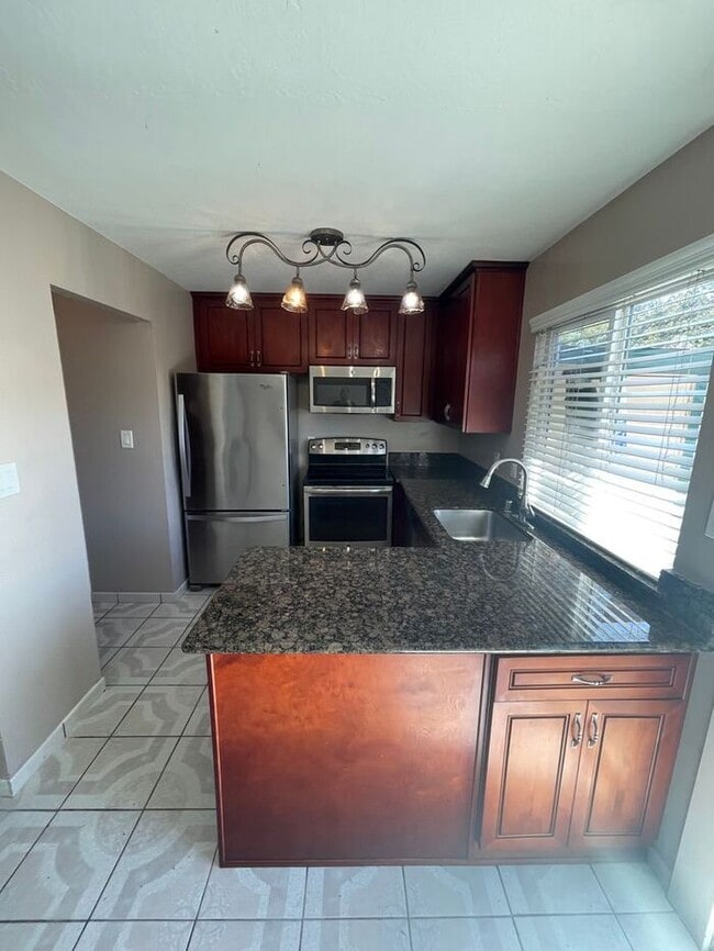 Building Photo - Great 3 Bedrooms 1.5 bath