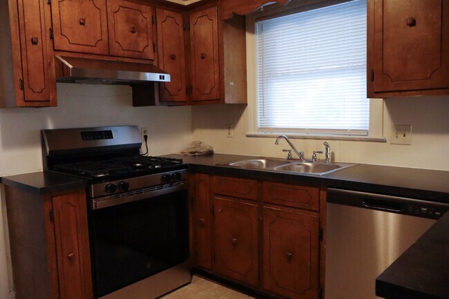 Foto del edificio - 2218 Arbor Rd N