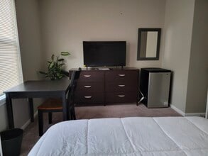 Building Photo - 3045 Shepperton Ter