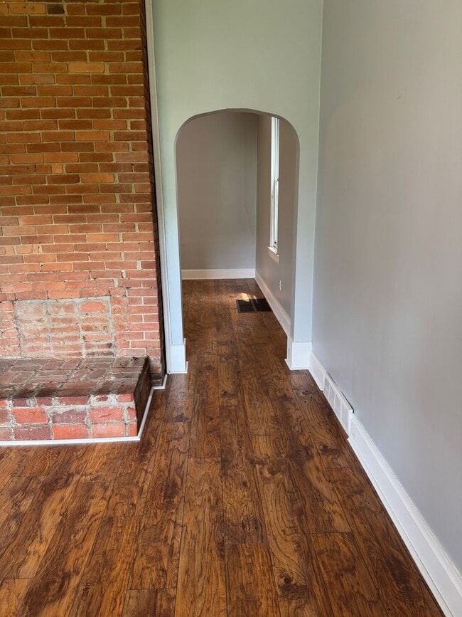 Building Photo - 3 Bedroom 1 Bath Minutes Away from the City!