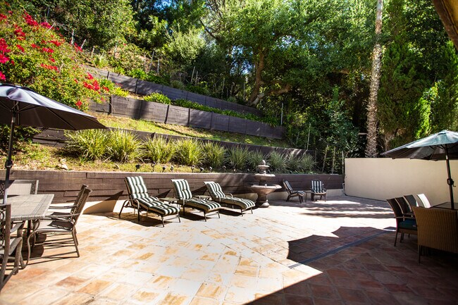 Foto del edificio - 2410 Benedict Canyon Drive
