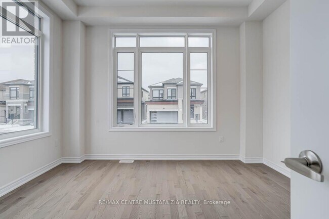 Building Photo - 883 Plum Pl