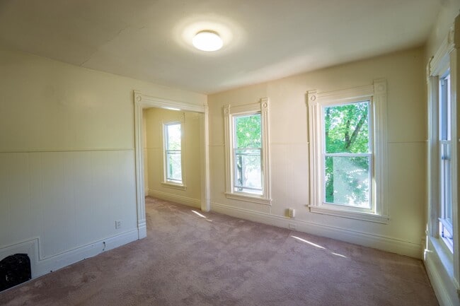 Building Photo - 129 Dell St