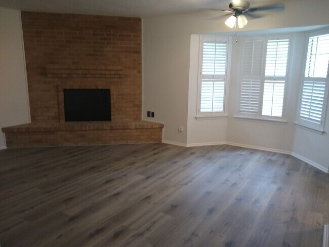Building Photo - Leon Valley~ 3 bedroom~ Freshly Painted In...