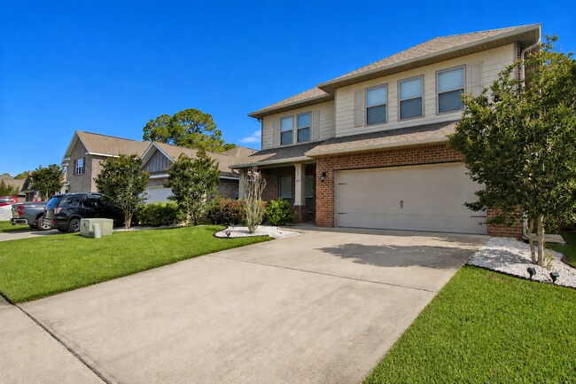 Foto del edificio - Spacious Pace Home Featuring 4 Bedrooms, 3.5 Baths, Two Living Areas & First-Floor Primary Suite ...