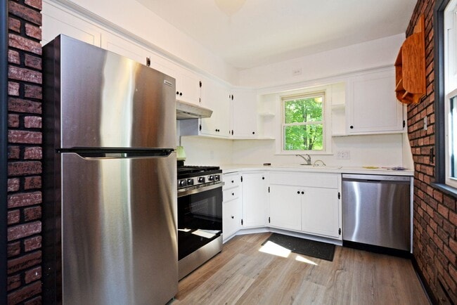 Building Photo - Beautiful 4 Bed 2.5 Bath Home in Minnetonka!