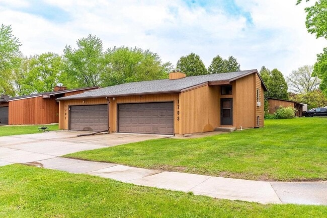 Building Photo - 1701 St Agnes Dr
