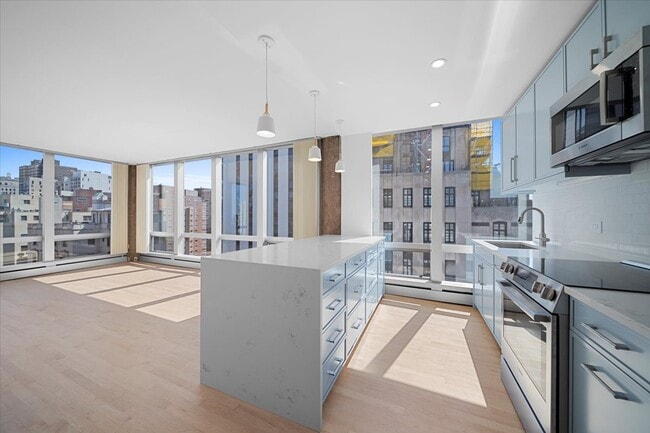 Building Photo - 1300 N Astor St