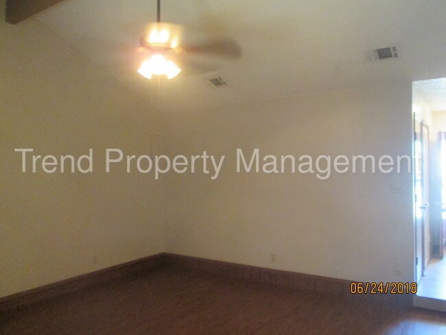 Building Photo - Clean 3/2/1 duplex - move in ready!
