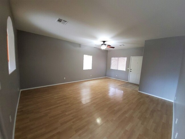Building Photo - AFFORDABLE SOUTH PHOENIX HOME!