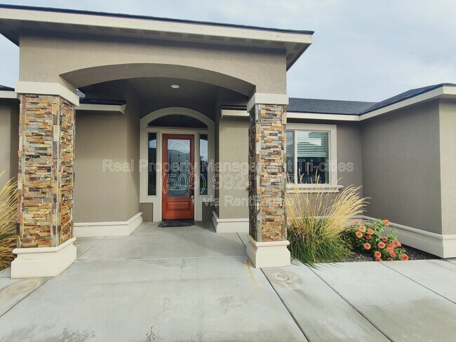 Building Photo - 4801 Pinehurst Dr