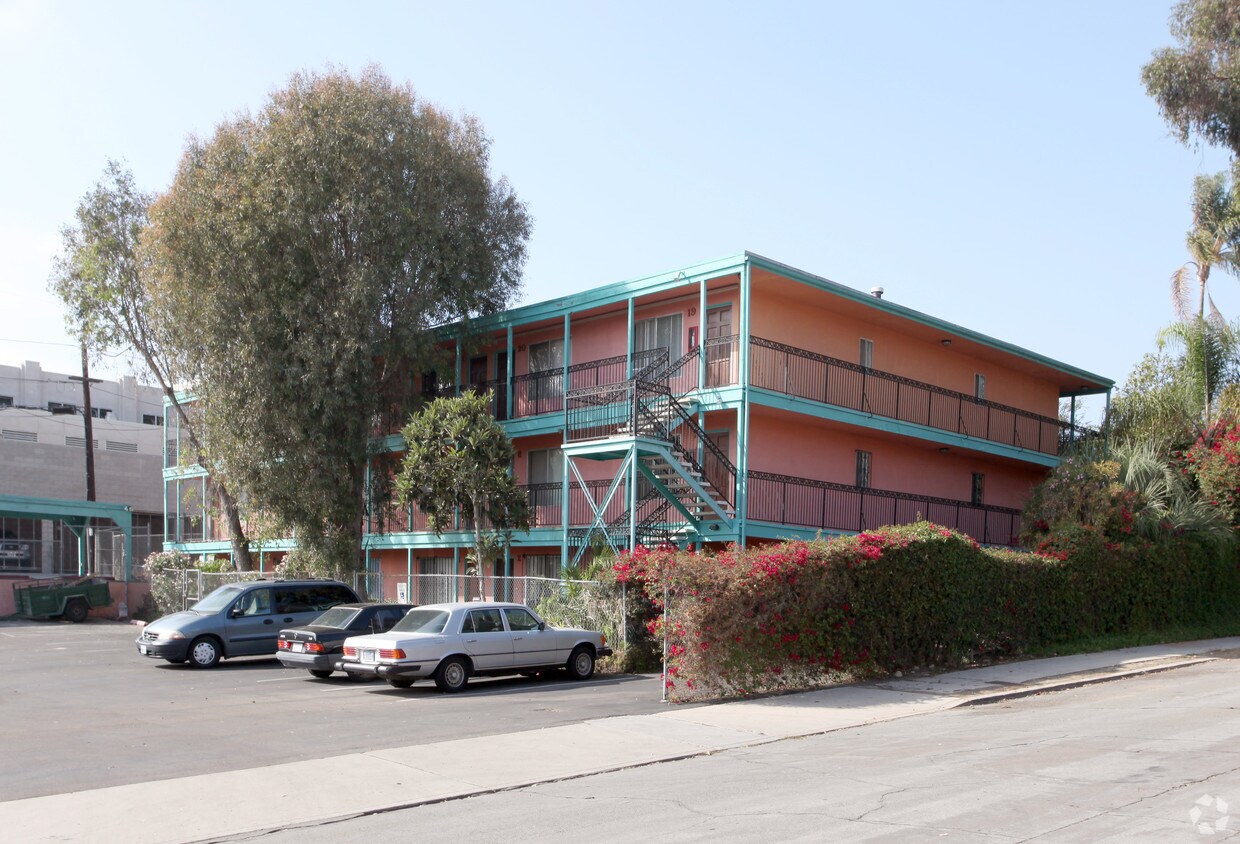 Primary Photo - 2525 Broadway