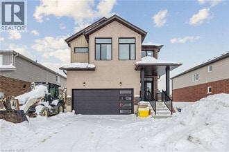 Building Photo - 123 Maple St