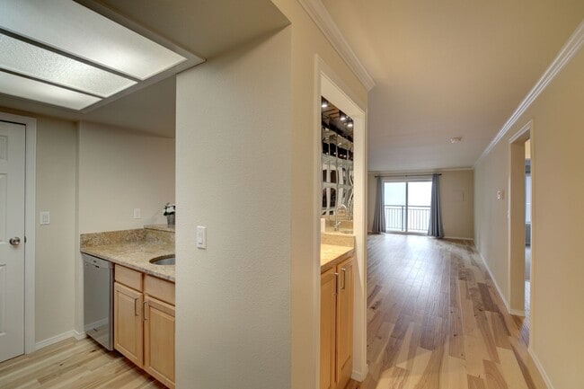 Building Photo - 2Bd/1Ba Bellevue Condo