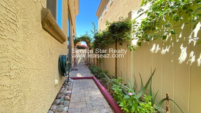 Building Photo - 1367 S Country Club Dr