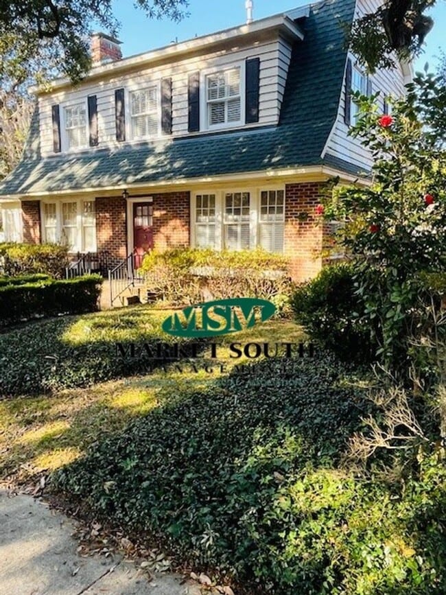 Foto del edificio - 3 Bedroom Beauty Loaded With Charm & Character