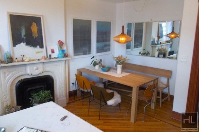 Foto del edificio - 12 Brevoort Pl