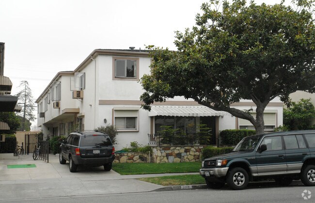 Building Photo - 308 S Doheny Dr