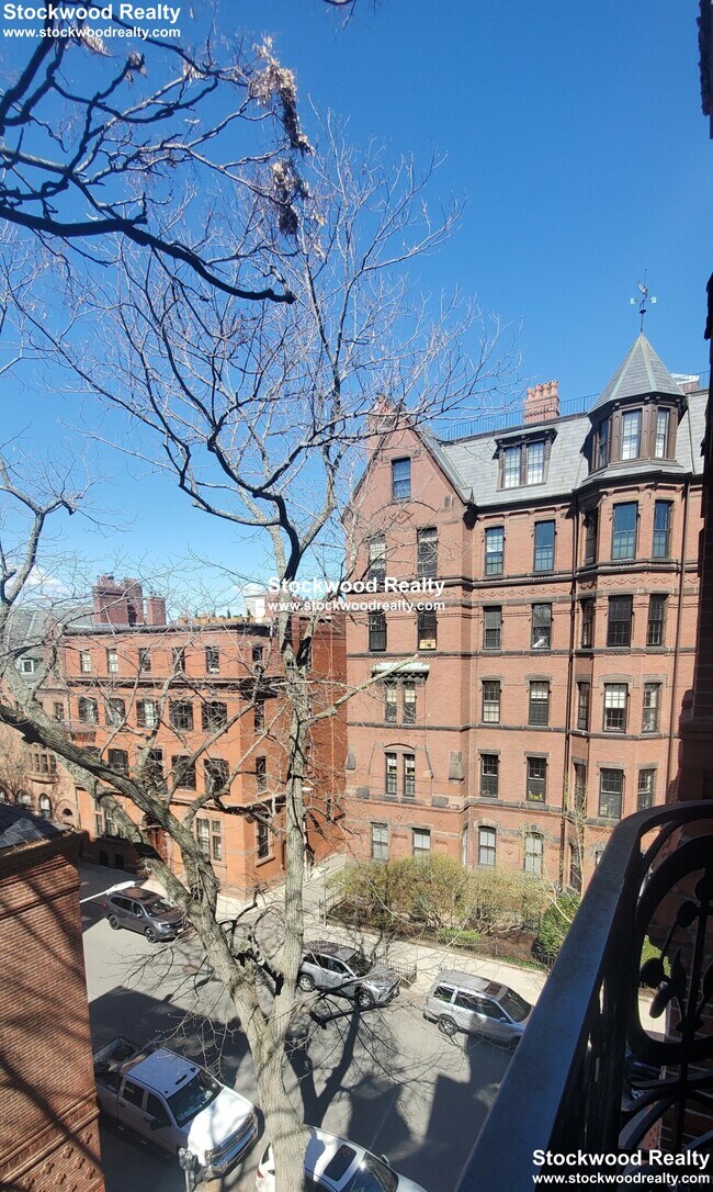 Foto del edificio - 195 Commonwealth Ave