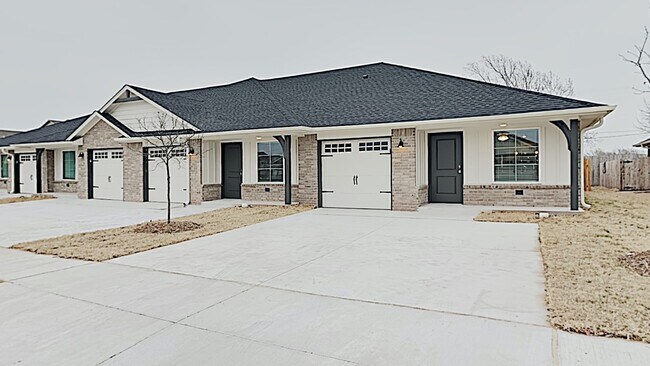 Foto del edificio - 2 Bedroom 1 Bath Duplex Close To Tinker AFB - Lawncare Included
