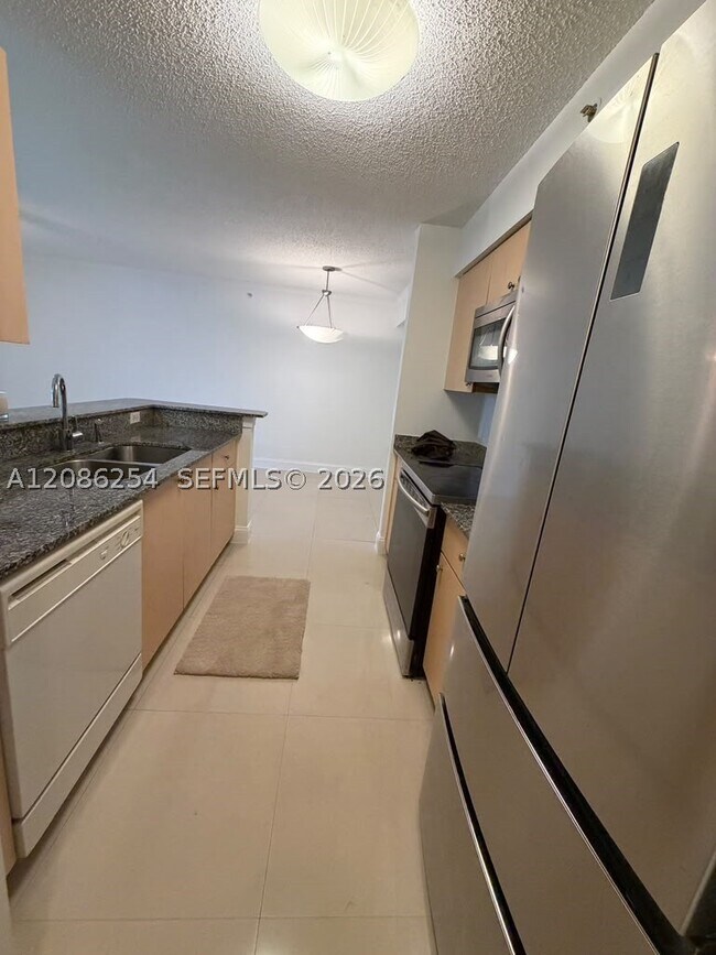 Foto del edificio - 2451 Centergate Dr