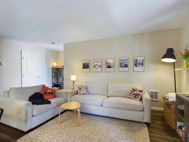 Building Photo - Luxury Monterey Condo with washer-dryer