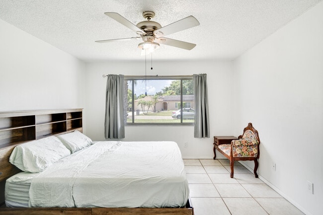 Foto del edificio - 8724 Tall Pine Ln