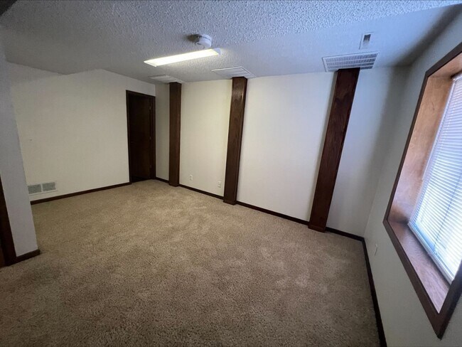 Building Photo - 3 bedroom duplex in Clive