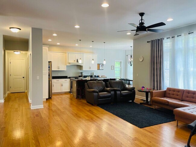 Foto del edificio - 1055 Oakwood Dr