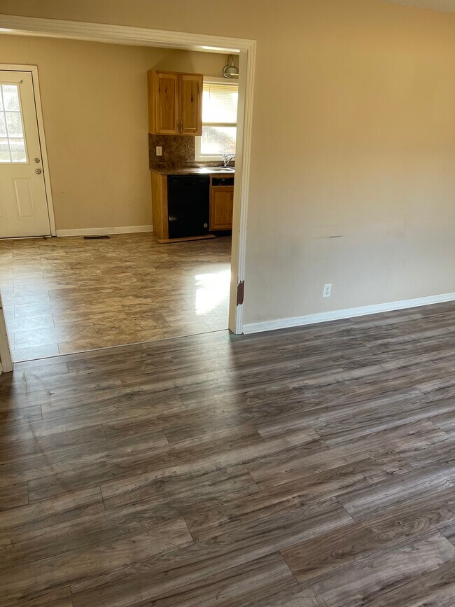 Foto del edificio - 2129 Ferry Rd