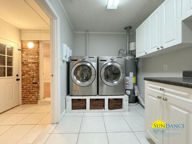 Foto del edificio - Charming 5-Bedroom Oasis in Oakland Heights!