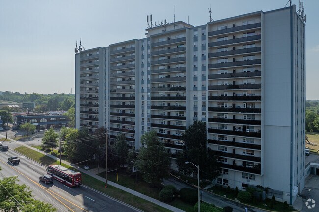 1577, avenue Lawrence Ouest - 1577 Lawrence Avenue West