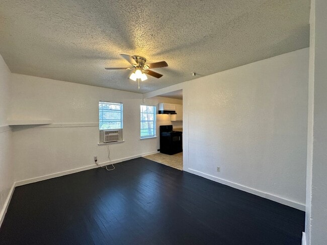 Building Photo - Viewable Now!