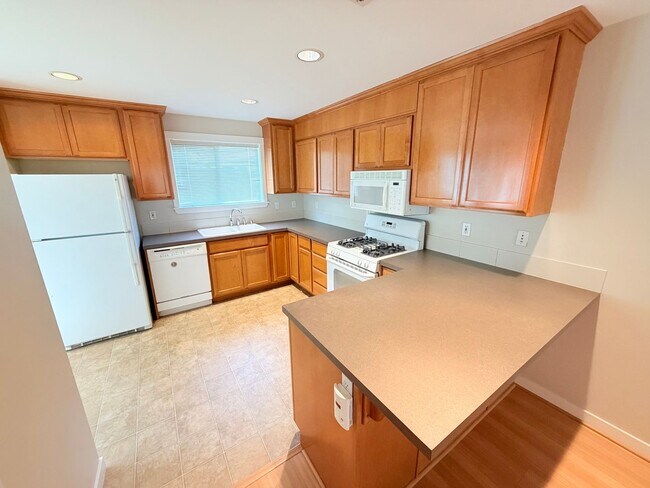 Building Photo - Like new three-bedroom townhome minutes to Shoreline light rail station.