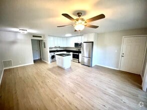 Building Photo - 102 N Lakeside Dr