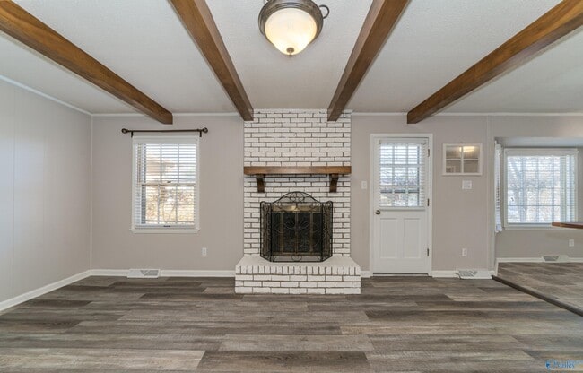 Building Photo - 625 Versailles Dr SE