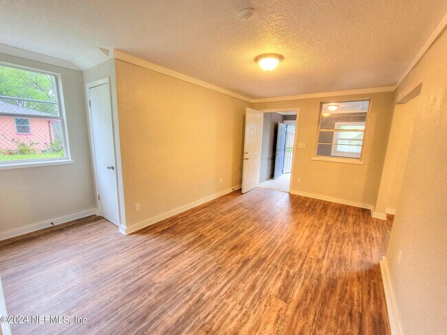 Foto del edificio - 1353 W 25th St