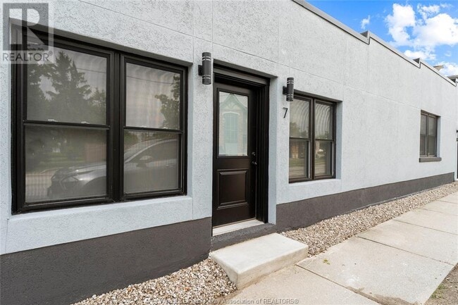 Building Photo - 127 Talbot St N