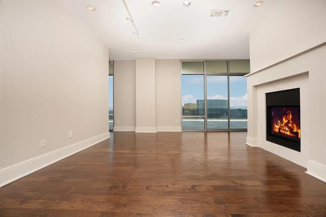 Foto del edificio - 8066 Park Ln
