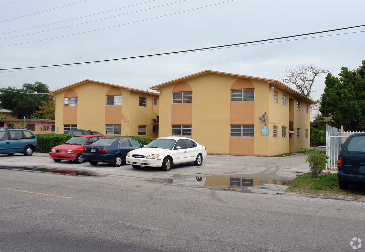 Building Photo - 901 NW 28th St