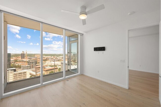 Foto del edificio - 313 W 17th St