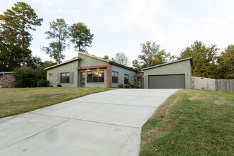 Building Photo - 902 Desoto Dr
